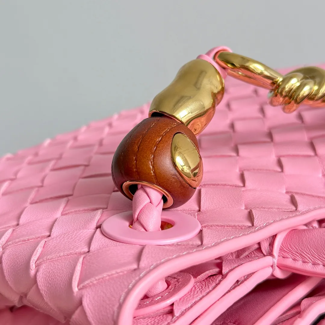 The new Andiamo batch of 3060 BV is shipped‼ ️The classic intercciato weaving process is used to create a soft bag, the metal knot is made of micro-cast aluminum using jewelry technology🪢, and the decorative beads are made of metal and hand-polished oak, allowing you to jump repeatedly between elegance and fun💃, making it unpredictable. Classic and versatile, it shows off your temperament, and the bag has a large capacity, making it very convenient for daily commuting! It has a variety of carrying methods, the shoulder straps can be adjusted by yourself, the original lambskin feels soft and delicate, and the unisex style breaks gender boundaries and brings a more practical and long-lasting use experience. The Andiamo, which has both elegant and casual styles, perfectly interprets the "fashionable old money style". Style No.: 743568+Wood Hardware Color: Ribbon Pink Size: 25*22*10.5cm